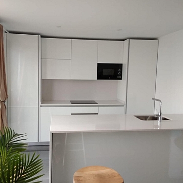 Cocina con barra para apartamento pequeño